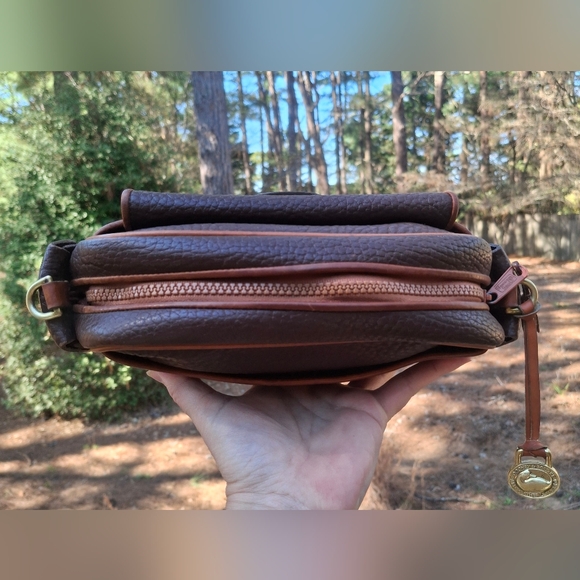 Vintage Dooney & Bourke Dark Brown AWL R45 Large Kilty Camera Crossbody Bag - Picture 7 of 10